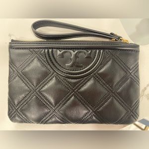 Tory Burch wristlet, like new condition. 5x8